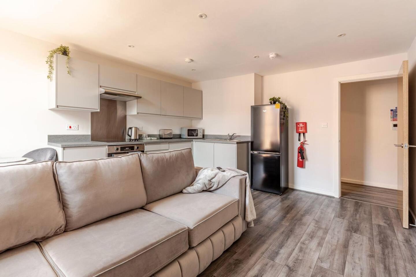 Urban Retreat By Lvp - Spacious 2-bed, Sleeps 10 - Ideal For Groups Apartment *