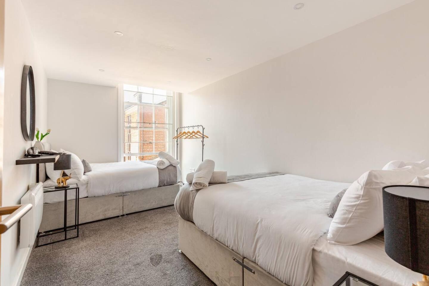 Urban Retreat By Lvp - Spacious 2-bed, Sleeps 10 - Ideal For Groups
